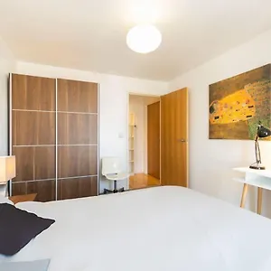  Privatunterkunft With Private Bathroom In A Modern Two Bedroom Two Bathroom Flat